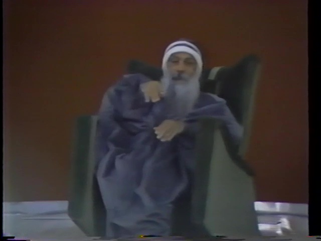 File:1982-07-06.pm Master's Day Darshan (film) ; still 06m 16s.jpg