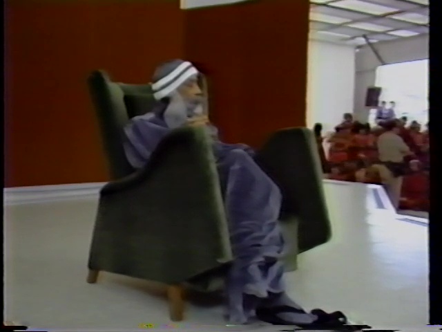File:1982-07-06.pm Master's Day Darshan (film) ; still 18m 30s.jpg