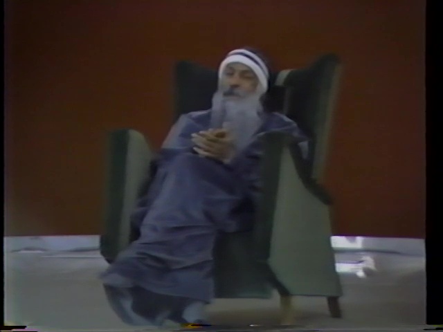 File:1982-07-06.pm Master's Day Darshan (film) ; still 07m 08s.jpg
