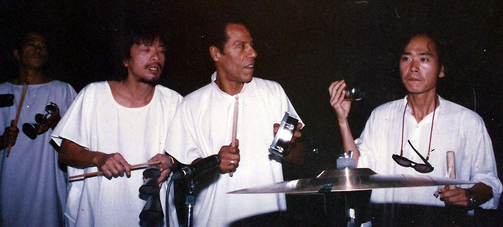 Oshoba in Buddha Hall 1998 : left to right: Sw Shavdo, Sw Antar Tathagat and Sw Sandesh