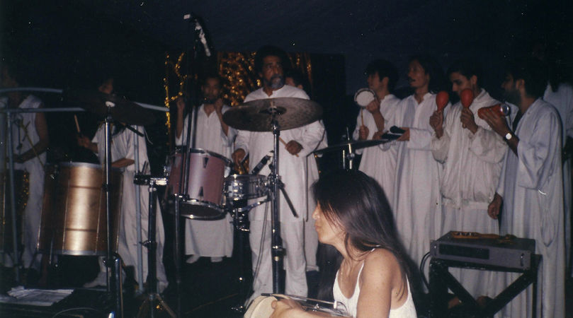 Buddha Hall, Pune, 2001 : Oshoba : left to right: Sw Anand Milarepa (big drum), Sw Sandesh (smaller drum), Sw Gutei (shaker), Nivedano (drums), Sw Abhivandan ( small drum), Japanese bass player (Ma Radha’s boyfriend), Sw Dhyan Vatayan (maracas) & Sw Nirguno (cuíca drums)