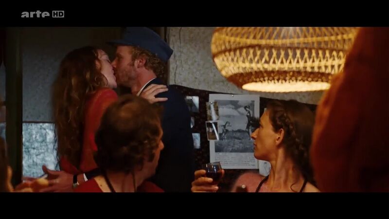 File:Sommer in Orange (2011) ; still 00h 56m 54s - Postman Rudi kissing Leela..jpg