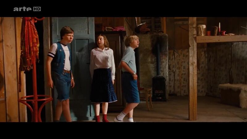 File:Sommer in Orange (2011) ; still 00h 45m 06s - Lili showing her room to Max and Franz..jpg