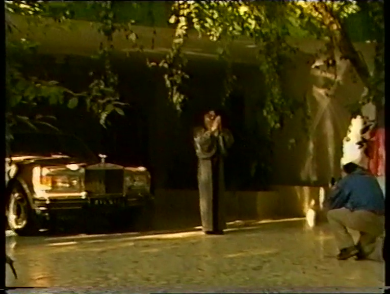File:Osho Photo Session In Garden (1988) ; still 00min 25sec.jpg