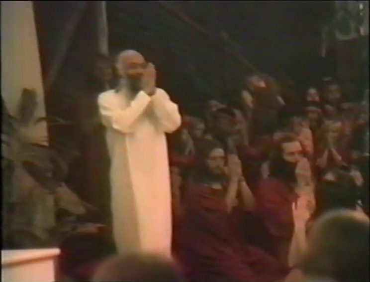 File:1979-07-10 Osho Guru Purnima (film) ; still 03min 10sec.jpg