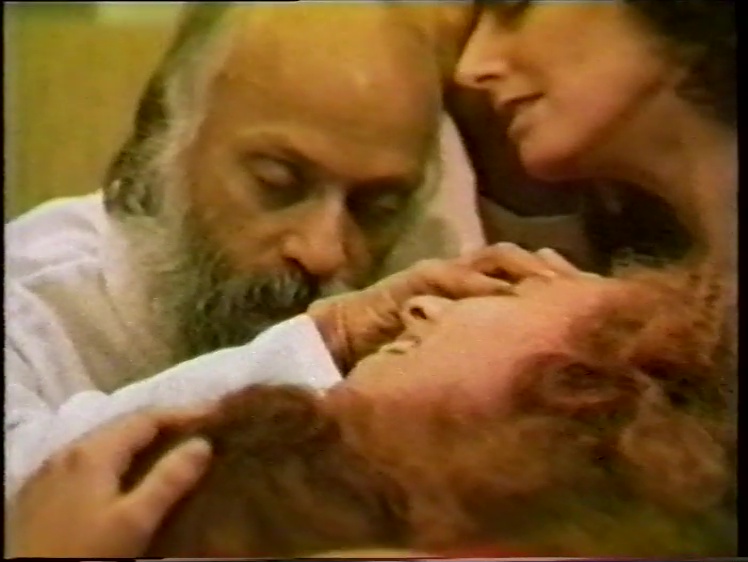 File:1979-09-14 Osho Darshan (film) ; still 32min 31sec.jpg