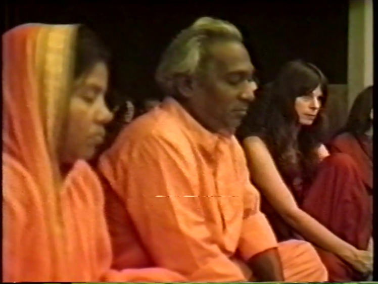 File:1979-09-14 Osho Darshan (film) ; still 20min 37sec.jpg