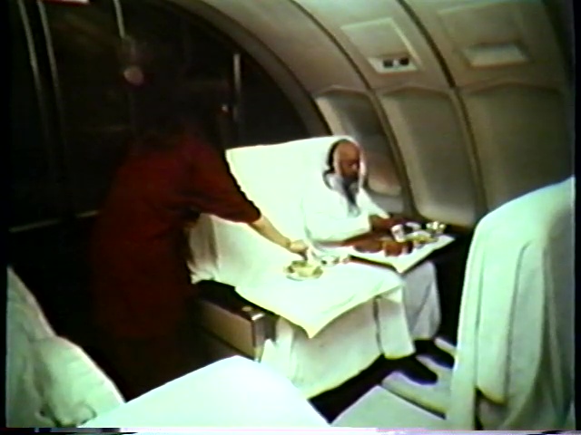 File:The Great Journey - Bhagwan Shree Rajneesh Coming from the East to the West (1982) ; still 21m 09s.jpg