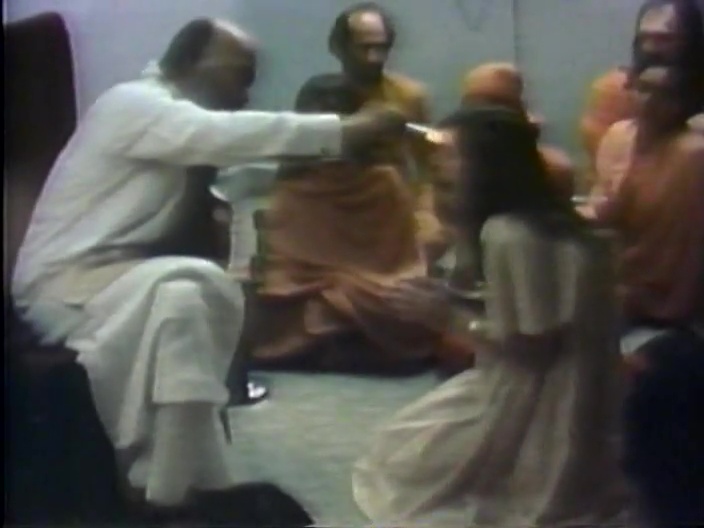 File:Rajneeshpuram - An Experiment to Provoke God (1993) ; still 03m 20s.jpg