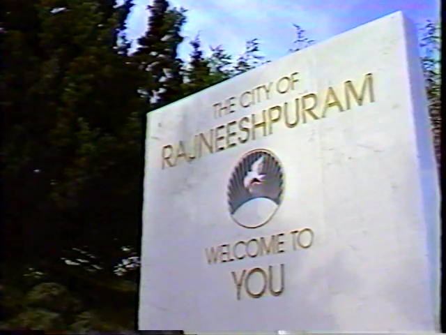 File:The City of Rajneeshpuram (1984) ; still 01m 01s.jpg