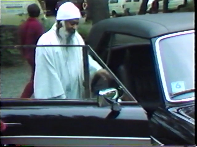 File:The Great Journey - Bhagwan Shree Rajneesh Coming from the East to the West (1982) ; still 35m 31s.jpg