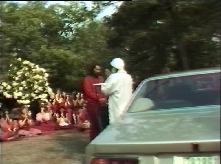 File:1981-06 Spontaneous Satsangs (film) ; still 26min 36sec.jpg