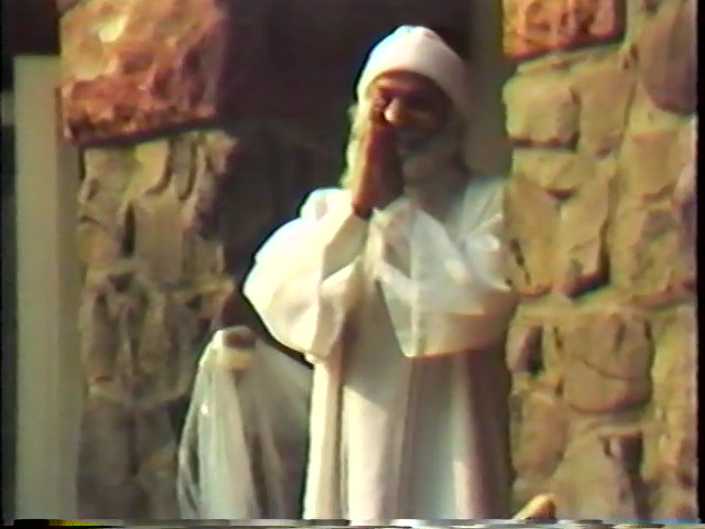 File:The Great Journey - Bhagwan Shree Rajneesh Coming from the East to the West (1982) ; still 38m 35s.jpg