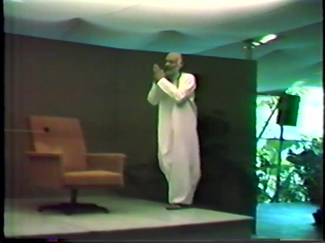 File:The Great Journey - Bhagwan Shree Rajneesh Coming from the East to the West (1982) ; still 05m 37s.jpg