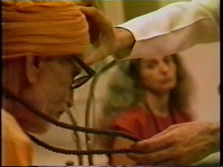 File:1979-09-14 Osho Darshan (film) ; still 14min 54sec.jpg