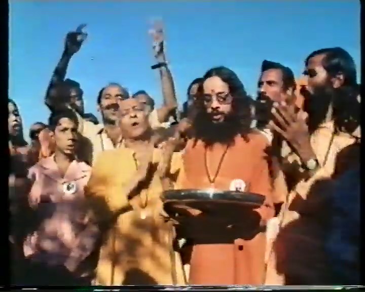 File:Bhagwan (1978) ; 14min 40sec Dadaji (left) and Narendra (right) making offerings.jpg