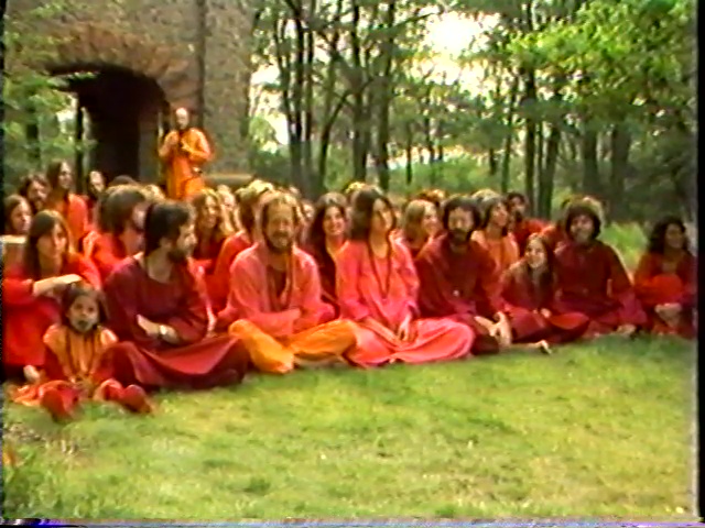 File:The Great Journey - Bhagwan Shree Rajneesh Coming from the East to the West (1982) ; still 22m 45s.jpg
