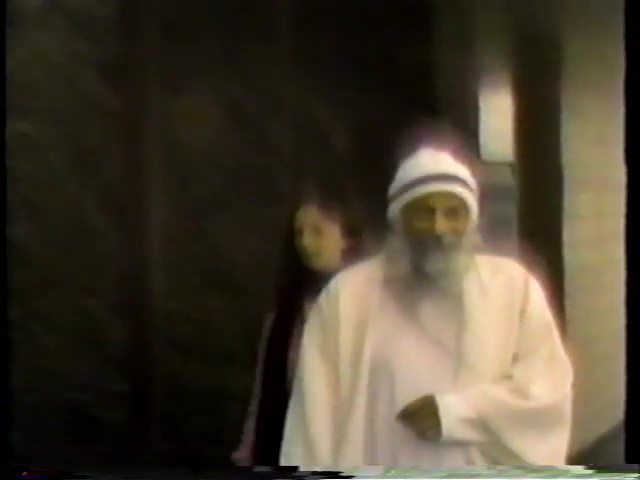 File:The Great Journey - Bhagwan Shree Rajneesh Coming from the East to the West (1982) ; still 44m 44s.jpg