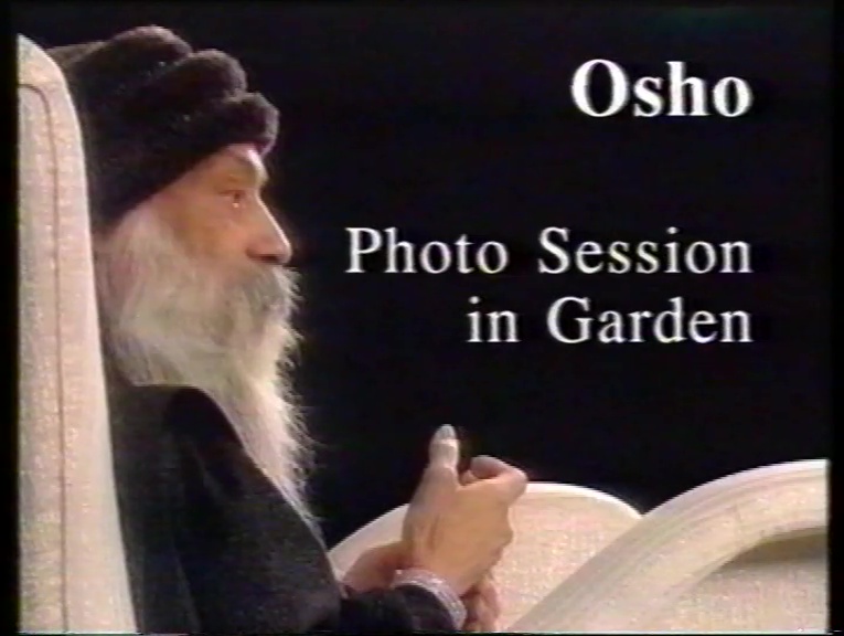 File:Osho Photo Session In Garden (1988) ; still 00min 10sec.jpg
