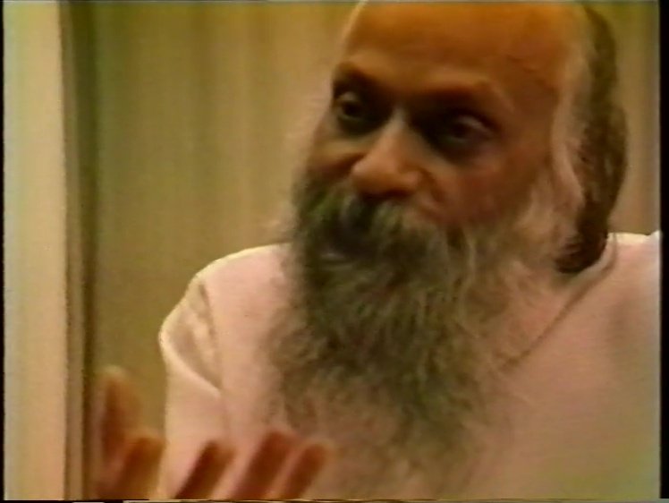 File:1979-09-14 Osho Darshan (film) ; still 07min 40sec.jpg