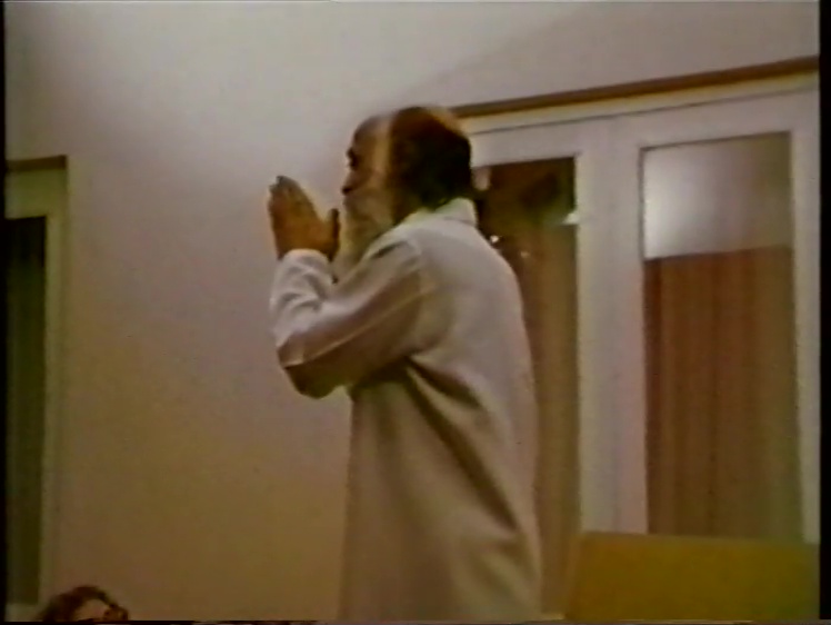 File:1979-09-14 Osho Darshan (film) ; still 00min 22sec.jpg