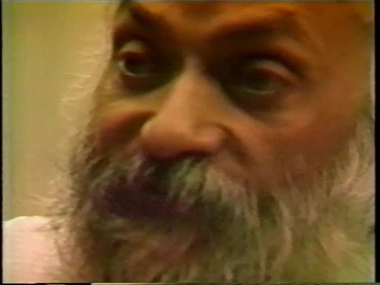 File:1979-09-14 Osho Darshan (film) ; still 02min 17sec.jpg
