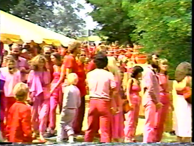File:Rajneesh Review (1982) ; still 02m 47s.jpg