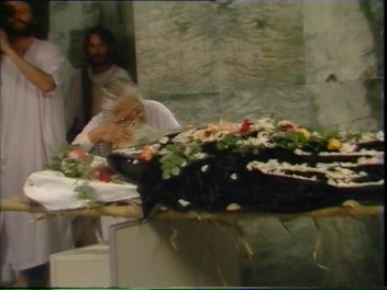 File:Osho Leaving the Body Tape 3 (1990) ; still 25m 32s.jpg
