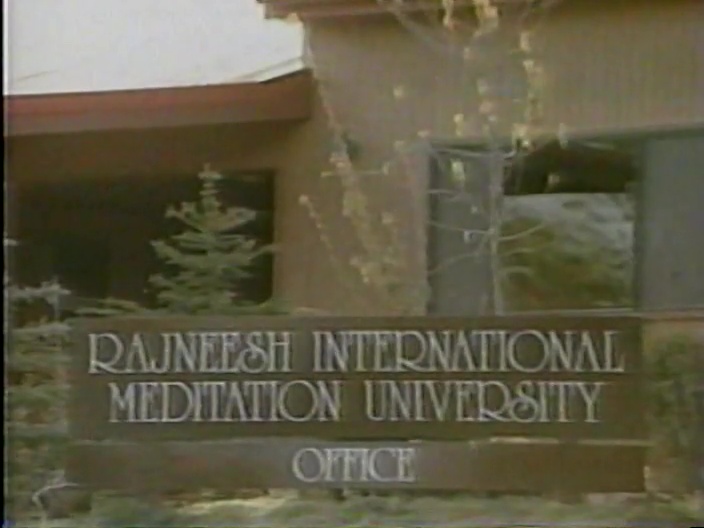 File:Rajneeshpuram - An Experiment to Provoke God (1993) ; still 31m 15s.jpg