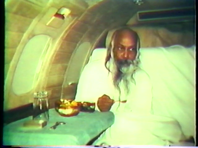 File:The Great Journey - Bhagwan Shree Rajneesh Coming from the East to the West (1982) ; still 41m 56s.jpg