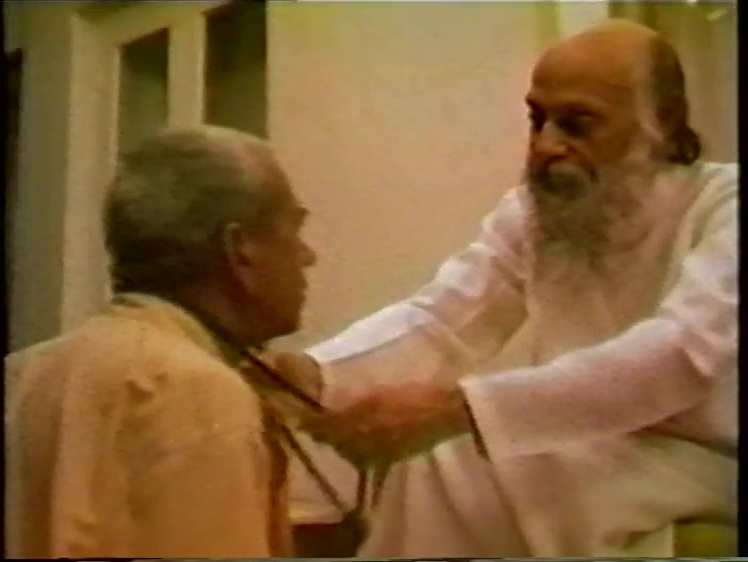File:1979-09-14 Osho Darshan (film) ; still 16min 11sec.jpg