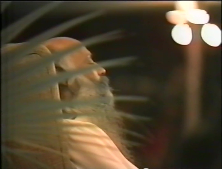File:1979-07-10 Osho Guru Purnima (film) ; still 44min 33sec.jpg