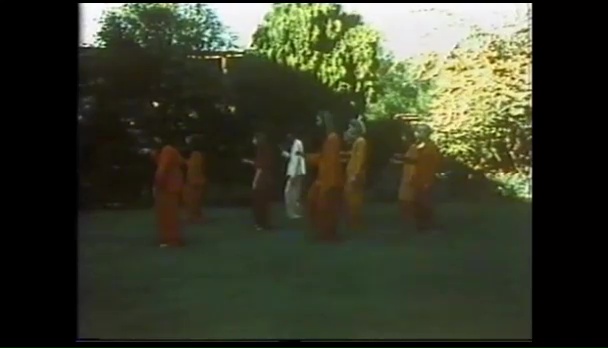 File:Ashram in Poona - Bhagwans Experiment (1979) (version A) ; still 01h 32m 50s.jpg