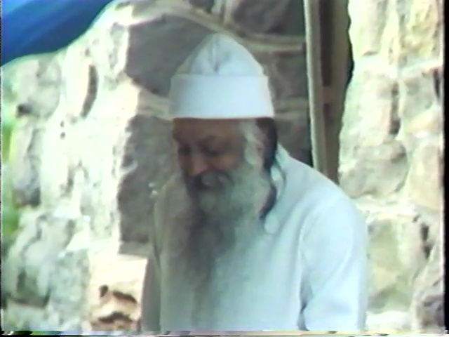 File:The Great Journey - Bhagwan Shree Rajneesh Coming from the East to the West (1982) ; still 35m 07s.jpg