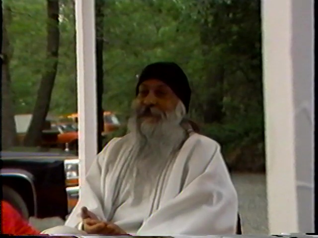 File:The Great Journey - Bhagwan Shree Rajneesh Coming from the East to the West (1982) ; still 24m 44s.jpg