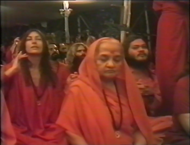 File:1979-07-10 Osho Guru Purnima (film) ; still 12min 27sec.jpg