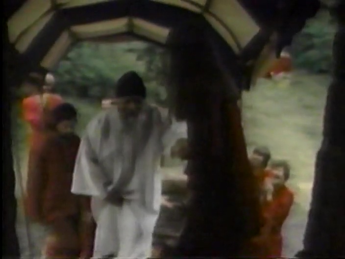 File:Rajneeshpuram - An Experiment to Provoke God (1993) ; still 05m 42s.jpg