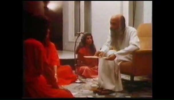 File:Ashram in Poona - Bhagwans Experiment (1979) (version A) ; still 24m 55s.jpg