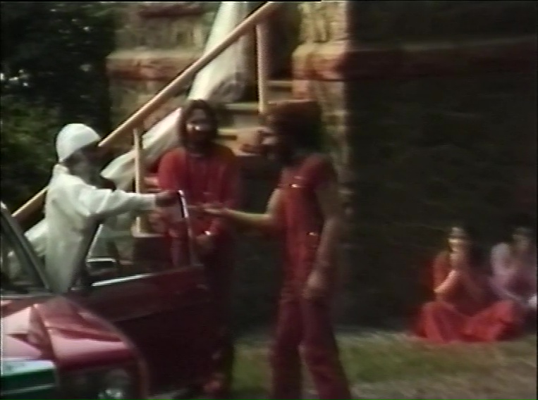 File:1981-06 Spontaneous Satsangs (film) ; still 30min 06sec.jpg
