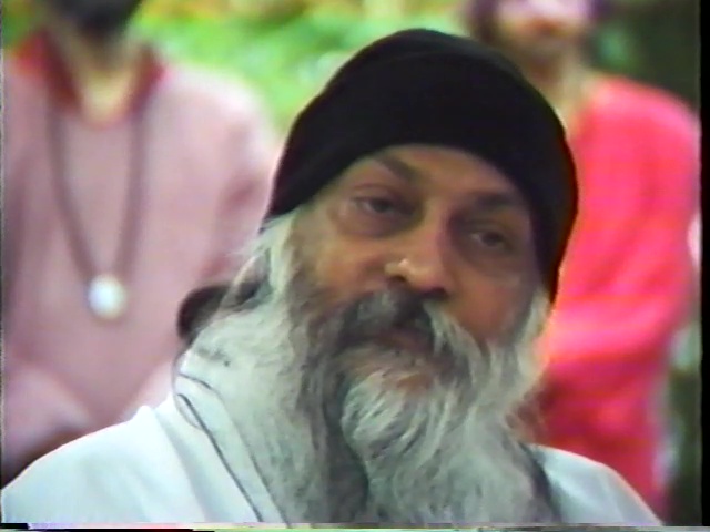 File:The Great Journey - Bhagwan Shree Rajneesh Coming from the East to the West (1982) ; still 29m 05s.jpg