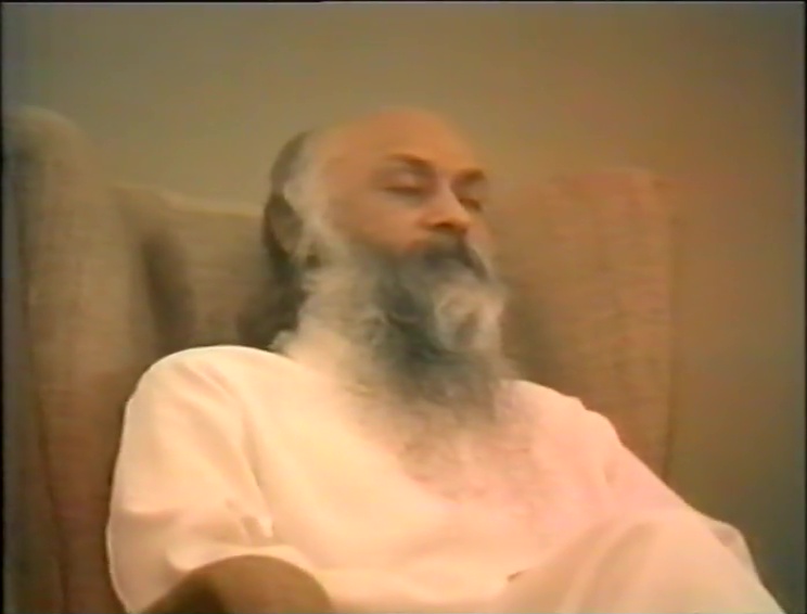File:1979-07-10 Osho Guru Purnima (film) ; still 04min 20sec.jpg