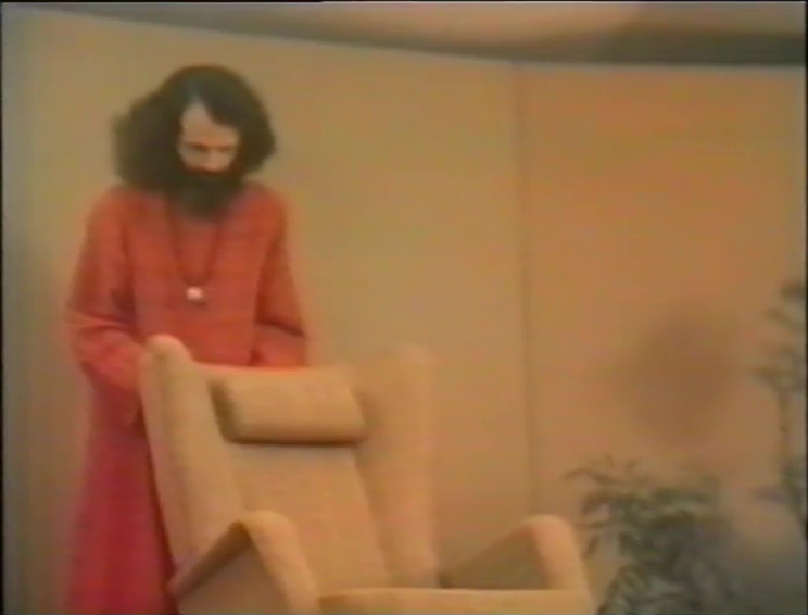 File:1979-07-10 Osho Guru Purnima (film) ; still 00min 41sec.jpg
