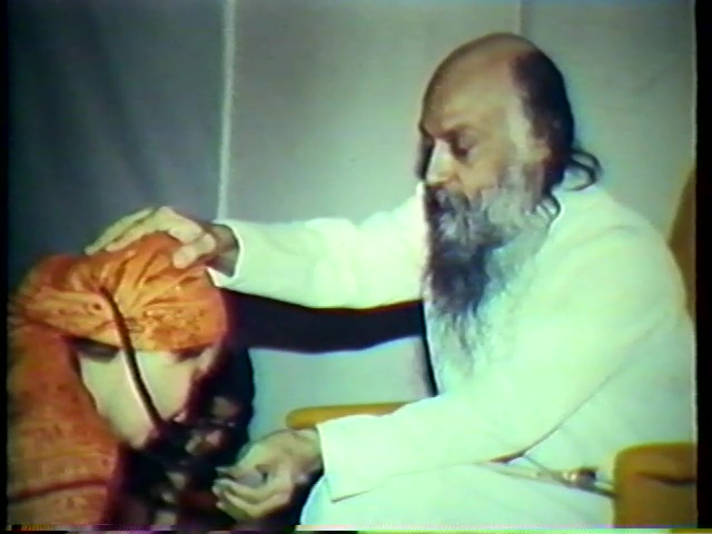 File:The Great Journey - Bhagwan Shree Rajneesh Coming from the East to the West (1982) ; still 03m 27s.jpg