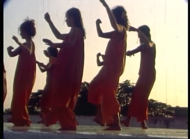 File:Siddhartha - Erinnerungen an Poona (1979) ; still 17min 59sec.jpg