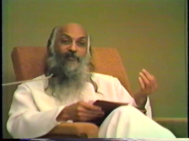 File:The Great Journey - Bhagwan Shree Rajneesh Coming from the East to the West (1982) ; still 06m 14s.jpg