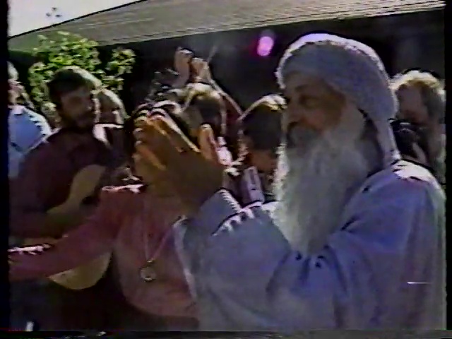 File:TV News USA - Rajneesh Death (1990) ; still 02m 19s.jpg