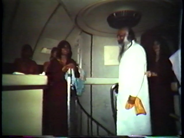 File:The Great Journey - Bhagwan Shree Rajneesh Coming from the East to the West (1982) ; still 21m 02s.jpg