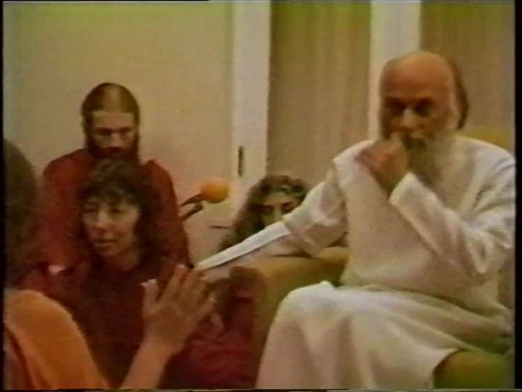 File:1979-09-14 Osho Darshan (film) ; still 33min 33sec.jpg