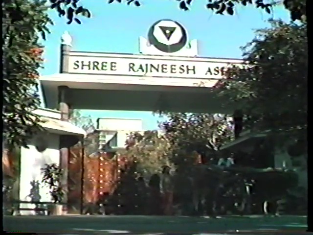 File:The Great Journey - Bhagwan Shree Rajneesh Coming from the East to the West (1982) ; still 03m 55s.jpg