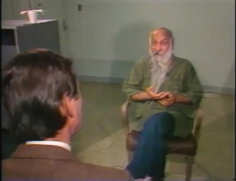 File:Rajneesh in Oregon - KGW Archive Documentary (1985) ; still 26m 36s.jpg